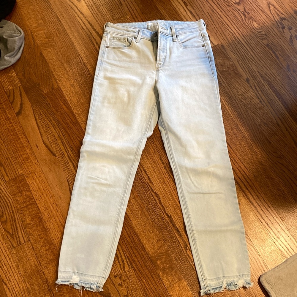 Old Navy size 6 power straight high rise jeans. New without tag.